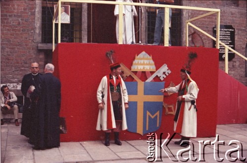 9.06.1979, Kraków, Polska.
Pierwsza pielgrzymka papieża Jana Pawła II do Polski w dniach 2-10 czerwca 1979 roku. Wizyta Ojca Świętego w opactwie cysterskim w Mogile. Mężczyźni w strojach krakowskich przy herbie Jana Pawła II.
Fot. Edward Grochowicz, zbiory Ośrodka KARTA