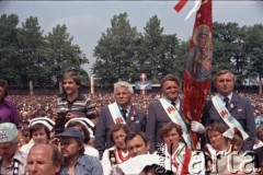 9.06.1979, Kraków, Polska.
Pierwsza pielgrzymka papieża Jana Pawła II do Polski w dniach 2-10 czerwca 1979 roku. Wierni podczas mszy świętej z udziałem Ojca Świętego na terenie opactwa cystersów w Mogile.
Fot. Edward Grochowicz, zbiory Ośrodka KARTA