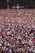 9.06.1979, Kraków, Polska.
Pierwsza pielgrzymka papieża Jana Pawła II do Polski w dniach 2-10 czerwca 1979 roku. Wierni podczas mszy świętej z udziałem Ojca Świętego na terenie opactwa cystersów w Mogile.
Fot. Edward Grochowicz, zbiory Ośrodka KARTA