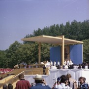 22.06.1983, Kraków, Polska.
Druga pielgrzymka papieża Jana Pawła II do Polski w dniach 16-23 czerwca 1983 roku. Msza święta sprawowana przez Ojca Świętego na Błoniach Krakowskich. Widok na ołtarz.
Fot. Edward Grochowicz, zbiory Ośrodka KARTA