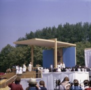 22.06.1983, Kraków, Polska.
Druga pielgrzymka papieża Jana Pawła II do Polski w dniach 16-23 czerwca 1983 roku. Msza święta sprawowana przez Ojca Świętego na Błoniach Krakowskich. Widok na ołtarz.
Fot. Edward Grochowicz, zbiory Ośrodka KARTA