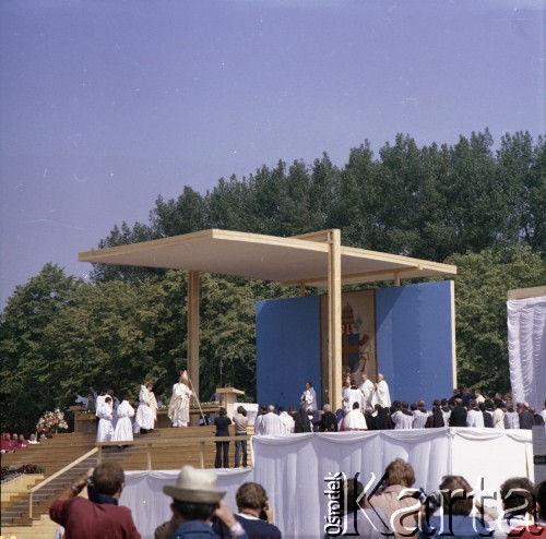22.06.1983, Kraków, Polska.
Druga pielgrzymka papieża Jana Pawła II do Polski w dniach 16-23 czerwca 1983 roku. Msza święta sprawowana przez Ojca Świętego na Błoniach Krakowskich. Widok na ołtarz.
Fot. Edward Grochowicz, zbiory Ośrodka KARTA