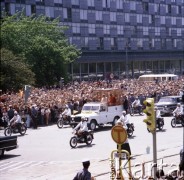 22-23.06.1983, Kraków, Polska.
Druga pielgrzymka papieża Jana Pawła II do Polski w dniach 16-23 czerwca 1983 roku. Przejazd Ojca Świętego ulicami miasta.
Fot. Edward Grochowicz, zbiory Ośrodka KARTA