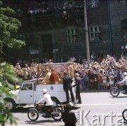 22-23.06.1983, Kraków, Polska.
Druga pielgrzymka papieża Jana Pawła II do Polski w dniach 16-23 czerwca 1983 roku. Przejazd Ojca Świętego ulicami miasta, w papamobile papieżowi towarzyszy arcybiskup metropolita krakowski kardynał Franciszek Macharski.
Fot. Edward Grochowicz, zbiory Ośrodka KARTA