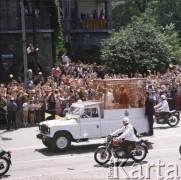 22-23.06.1983, Kraków, Polska.
Druga pielgrzymka papieża Jana Pawła II do Polski w dniach 16-23 czerwca 1983 roku. Przejazd Ojca Świętego ulicami miasta, w papamobile papieżowi towarzyszy arcybiskup metropolita krakowski kardynał Franciszek Macharski.
Fot. Edward Grochowicz, zbiory Ośrodka KARTA