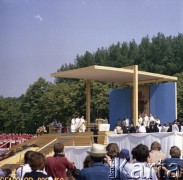 22.06.1983, Kraków, Polska.
Druga pielgrzymka papieża Jana Pawła II do Polski w dniach 16-23 czerwca 1983 roku. Msza święta sprawowana przez Ojca Świętego na Błoniach Krakowskich. Widok na ołtarz.
Fot. Edward Grochowicz, zbiory Ośrodka KARTA