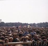 22.06.1983, Kraków, Polska.
Druga pielgrzymka papieża Jana Pawła II do Polski w dniach 16-23 czerwca 1983 roku. Wierni na Błoniach Krakowskich podczas mszy świętej sprawowanej przez Ojca Świętego.
Fot. Edward Grochowicz, zbiory Ośrodka KARTA