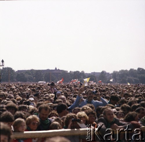 22.06.1983, Kraków, Polska.
Druga pielgrzymka papieża Jana Pawła II do Polski w dniach 16-23 czerwca 1983 roku. Wierni na Błoniach Krakowskich podczas mszy świętej sprawowanej przez Ojca Świętego.
Fot. Edward Grochowicz, zbiory Ośrodka KARTA