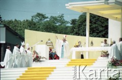 21.06.1983, Wrocław, Polska.
Druga pielgrzymka papieża Jana Pawła II do Polski w dniach 16-23 czerwca 1983 roku. Ojciec Święty pozdrawia wiernych podczas mszy świętej na hipodromie w Partynicach.
Fot. Edward Grochowicz, zbiory Ośrodka KARTA