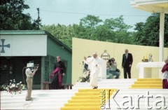 21.06.1983, Wrocław, Polska.
Druga pielgrzymka papieża Jana Pawła II do Polski w dniach 16-23 czerwca 1983 roku. Ojciec Święty podczas mszy świętej na hipodromie w Partynicach, z lewej ksiądz Stanisław Dziwisz, z tyłu szef ochrony papieskiej Camillo Cibin.
Fot. Edward Grochowicz, zbiory Ośrodka KARTA