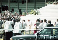 21.06.1983, Góra Świętej Anny, Wyżyna Śląska, Polska.
Druga pielgrzymka papieża Jana Pawła II do Polski w dniach 16-23 czerwca 1983 roku. Ojciec Święty na Górze Świętej Anny, gdzie przewodniczył nieszporom maryjnym.
Fot. Edward Grochowicz, zbiory Ośrodka KARTA