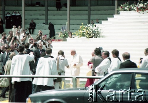 21.06.1983, Góra Świętej Anny, Wyżyna Śląska, Polska.
Druga pielgrzymka papieża Jana Pawła II do Polski w dniach 16-23 czerwca 1983 roku. Ojciec Święty na Górze Świętej Anny, gdzie przewodniczył nieszporom maryjnym.
Fot. Edward Grochowicz, zbiory Ośrodka KARTA