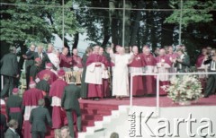 21.06.1983, Góra Świętej Anny, Wyżyna Śląska, Polska.
Druga pielgrzymka papieża Jana Pawła II do Polski w dniach 16-23 czerwca 1983 roku. Ojciec Święty pozdrawia wiernych. Na Górze Świętej Anny papież przewodniczył nieszporom maryjnym. 
Fot. Edward Grochowicz, zbiory Ośrodka KARTA