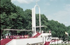 21.06.1983, Góra Świętej Anny, Wyżyna Śląska, Polska.
Druga pielgrzymka papieża Jana Pawła II do Polski w dniach 16-23 czerwca 1983 roku. Nieszpory maryjne, którym przewodniczy Ojciec Święty.
Fot. Edward Grochowicz, zbiory Ośrodka KARTA