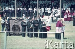21.06.1983, Wrocław, Polska.
Druga pielgrzymka papieża Jana Pawła II do Polski w dniach 16-23 czerwca 1983 roku. Msza święta sprawowana przez Ojca Świętego na hipodromie w Partynicach, procesja z darami.
Fot. Edward Grochowicz, zbiory Ośrodka KARTA