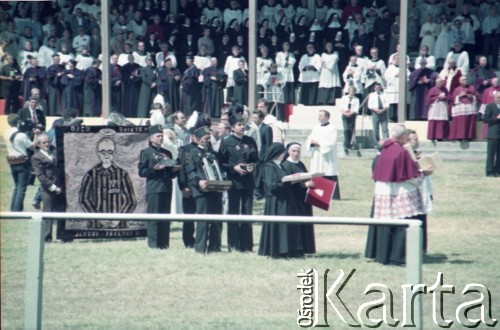 21.06.1983, Wrocław, Polska.
Druga pielgrzymka papieża Jana Pawła II do Polski w dniach 16-23 czerwca 1983 roku. Msza święta sprawowana przez Ojca Świętego na hipodromie w Partynicach, procesja z darami.
Fot. Edward Grochowicz, zbiory Ośrodka KARTA