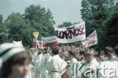 21.06.1983, Wrocław, Polska.
Druga pielgrzymka papieża Jana Pawła II do Polski w dniach 16-23 czerwca 1983 roku. Wierni podczas mszy świętej sprawowanej przez Ojca Świętego na hipodromie w Partynicach, widoczne transparenty NSZZ 