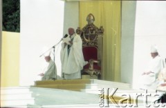 21.06.1983, Wrocław, Polska.
Druga pielgrzymka papieża Jana Pawła II do Polski w dniach 16-23 czerwca 1983 roku. Ojciec Święty podczas mszy świętej na hipodromie w Partynicach.
Fot. Edward Grochowicz, zbiory Ośrodka KARTA