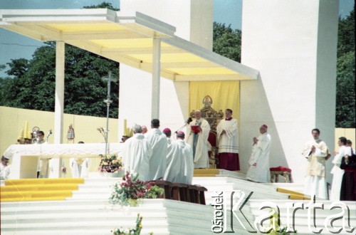 21.06.1983, Wrocław, Polska.
Druga pielgrzymka papieża Jana Pawła II do Polski w dniach 16-23 czerwca 1983 roku. Msza święta sprawowana przez Ojca Świętego na hipodromie w Partynicach.
Fot. Edward Grochowicz, zbiory Ośrodka KARTA