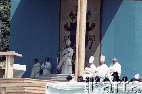 22.06.1983, Kraków, Polska.
Druga pielgrzymka papieża Jana Pawła II do Polski w dniach 16-23 czerwca 1983 roku. Msza święta sprawowana przez Ojca Świętego na Błoniach Krakowskich.
Fot. Edward Grochowicz, zbiory Ośrodka KARTA
