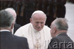 16.06.1983, Warszawa, Polska.
Druga pielgrzymka papieża Jana Pawła II do Polski w dniach 16-23 czerwca 1983 roku. Ojciec Święty po przylocie na lotnisko Okęcie wita się z przedstawicielami władz PRL.
Fot. Edward Grochowicz, zbiory Ośrodka KARTA