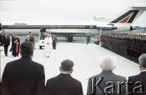 16.06.1983, Warszawa, Polska.
Druga pielgrzymka papieża Jana Pawła II do Polski w dniach 16-23 czerwca 1983 roku. Ceremonia powitalna na lotnisku Okęcie, Ojciec Święty przechodzi przed Kompanią Reprezentacyjną Wojska Polskiego, towarzyszą mu przewodniczący Rady Państwa Henryk Jabłoński, prymas Polski kardynał Józef Glemp. 
Fot. Edward Grochowicz, zbiory Ośrodka KARTA