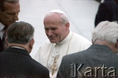 16.06.1983, Warszawa, Polska.
Druga pielgrzymka papieża Jana Pawła II do Polski w dniach 16-23 czerwca 1983 roku. Ojciec Święty podczas ceremonii powitalnej na lotnisku Okęcie. 
Fot. Edward Grochowicz, zbiory Ośrodka KARTA