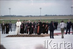 16.06.1983, Warszawa, Polska.
Druga pielgrzymka papieża Jana Pawła II do Polski w dniach 16-23 czerwca 1983 roku. Ceremonia powitalna na lotnisku Okęcie, w której uczestniczą m.in. przewodniczący Rady Państwa Henryk Jabłoński i prymas Polski kardynał Józef Glemp.
Fot. Edward Grochowicz, zbiory Ośrodka KARTA
