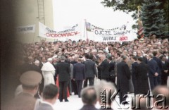 16.06.1983, Warszawa, Polska.
Druga pielgrzymka papieża Jana Pawła II do Polski w dniach 16-23 czerwca 1983 roku. Ceremonia powitalna na lotnisku Okęcie. 
Fot. Edward Grochowicz, zbiory Ośrodka KARTA