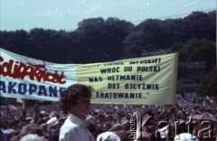 22.06.1983, Kraków, Polska.
Druga pielgrzymka papieża Jana Pawła II do Polski w dniach 16-23 czerwca 1983 roku. Wierni na Błoniach Krakowskich podczas mszy świętej sprawowanej przez Ojca Świętego. Widoczny transparent: 