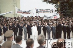 16.06.1983, Warszawa, Polska.
Druga pielgrzymka papieża Jana Pawła II do Polski w dniach 16-23 czerwca 1983 roku. Ceremonia powitalna na lotnisku Okęcie. 
Fot. Edward Grochowicz, zbiory Ośrodka KARTA