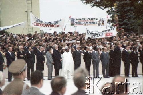 16.06.1983, Warszawa, Polska.
Druga pielgrzymka papieża Jana Pawła II do Polski w dniach 16-23 czerwca 1983 roku. Ceremonia powitalna na lotnisku Okęcie. 
Fot. Edward Grochowicz, zbiory Ośrodka KARTA