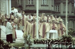 19.06.1983, Częstochowa, Polska.
Druga pielgrzymka papieża Jana Pawła II do Polski w dniach 16-23 czerwca 1983 roku. Msza święta z udziałem Ojca Świętego na Jasnej Górze, podczas której Jan Paweł II dokonał koronacji czterech wizerunków Matki Bożej: z Zielenic, Brdowa, Lubaczowa i Stoczka Warmińskiego.
Fot. Edward Grochowicz, zbiory Ośrodka KARTA