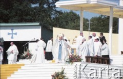 21.06.1983, Wrocław, Polska.
Druga pielgrzymka papieża Jana Pawła II do Polski w dniach 16-23 czerwca 1983 roku. Ojciec Święty pozdrawia wiernych podczas mszy świętej na hipodromie w Partynicach.
Fot. Edward Grochowicz, zbiory Ośrodka KARTA