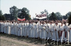 21.06.1983, Wrocław, Polska.
Druga pielgrzymka papieża Jana Pawła II do Polski w dniach 16-23 czerwca 1983 roku. Ministranci podczas mszy świętej sprawowanej przez Ojca Świętego na hipodromie w Partynicach.
Fot. Edward Grochowicz, zbiory Ośrodka KARTA