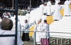 21.06.1983, Wrocław, Polska.
Druga pielgrzymka papieża Jana Pawła II do Polski w dniach 16-23 czerwca 1983 roku. Ojciec Święty w otoczeniu księży przed mszą świętą na hipodromie w Partynicach.
Fot. Edward Grochowicz, zbiory Ośrodka KARTA