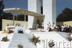 21.06.1983, Wrocław, Polska.
Druga pielgrzymka papieża Jana Pawła II do Polski w dniach 16-23 czerwca 1983 roku. Msza święta sprawowana przez Ojca Świętego na hipodromie w Partynicach.
Fot. Edward Grochowicz, zbiory Ośrodka KARTA