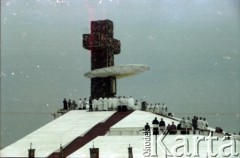 20.06.1983, Katowice, Polska.
Druga pielgrzymka papieża Jana Pawła II do Polski w dniach 16-23 czerwca 1983 roku. Msza święta sprawowana przez Ojca Świętego na lotnisku w Muchowcu. Widok na ołtarz.
Fot. Edward Grochowicz, zbiory Ośrodka KARTA
