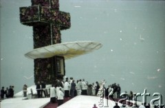 20.06.1983, Katowice, Polska.
Druga pielgrzymka papieża Jana Pawła II do Polski w dniach 16-23 czerwca 1983 roku. Jan Paweł II pozdrawia wiernych z ołtarza na lotnisku w Muchowcu, gdzie przewodniczył mszy świętej.
Fot. Edward Grochowicz, zbiory Ośrodka KARTA