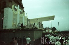 19.06.1983, Częstochowa, Polska.
Druga pielgrzymka papieża Jana Pawła II do Polski w dniach 16-23 czerwca 1983 roku. Msza święta z udziałem Ojca Świętego na Jasnej Górze, podczas której Jan Paweł II dokonał koronacji czterech wizerunków Matki Bożej: z Zielenic, Brdowa, Lubaczowa i Stoczka Warmińskiego.
Fot. Edward Grochowicz, zbiory Ośrodka KARTA