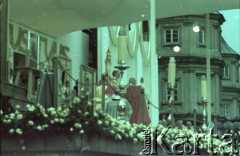 19.06.1983, Częstochowa, Polska.
Druga pielgrzymka papieża Jana Pawła II do Polski w dniach 16-23 czerwca 1983 roku. Msza święta z udziałem Ojca Świętego na Jasnej Górze, podczas której Jan Paweł II dokonał koronacji czterech wizerunków Matki Bożej: z Zielenic, Brdowa, Lubaczowa i Stoczka Warmińskiego. Obok Ojca Świętego arcybiskup metropolita krakowski kardynał Franciszek Macharski.
Fot. Edward Grochowicz, zbiory Ośrodka KARTA