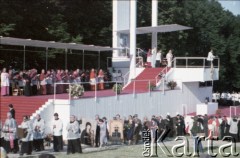 21.06.1983, Góra Świętej Anny, Wyżyna Śląska, Polska.
Druga pielgrzymka papieża Jana Pawła II do Polski w dniach 16-23 czerwca 1983 roku. Nieszpory Maryjne, którym przewodniczy Ojciec Święty. Wierni niosą dary.
Fot. Edward Grochowicz, zbiory Ośrodka KARTA