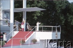21.06.1983, Góra Świętej Anny, Wyżyna Śląska, Polska.
Druga pielgrzymka papieża Jana Pawła II do Polski w dniach 16-23 czerwca 1983 roku. Ojciec Święty pozdrawia wiernych. Na Górze Świętej Anny papież przewodniczył nieszporom maryjnym. 
Fot. Edward Grochowicz, zbiory Ośrodka KARTA