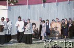 21.06.1983, Góra Świętej Anny, Wyżyna Śląska, Polska.
Druga pielgrzymka papieża Jana Pawła II do Polski w dniach 16-23 czerwca 1983 roku. Nieszpory Maryjne, którym przewodniczy Ojciec Święty. Na zdjęciu uczestnicy procesji z darami.
Fot. Edward Grochowicz, zbiory Ośrodka KARTA