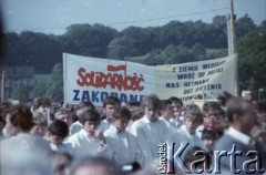 21.06.1983, Góra Świętej Anny, Wyżyna Śląska, Polska.
Druga pielgrzymka papieża Jana Pawła II do Polski w dniach 16-23 czerwca 1983 roku. Wierni zgromadzeni na nieszporach, którym przewodniczy Ojciec Święty. Widoczny transparent: 