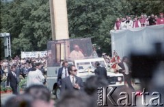 21.06.1983, Góra Świętej Anny, Wyżyna Śląska, Polska.
Druga pielgrzymka papieża Jana Pawła II do Polski w dniach 16-23 czerwca 1983 roku. Ojciec Święty w papamobile na Górze Świętej Anny, gdzie przewodniczył nieszporom maryjnym.
Fot. Edward Grochowicz, zbiory Ośrodka KARTA
