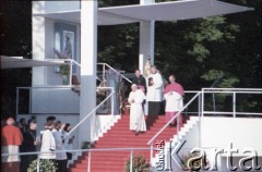 21.06.1983, Góra Świętej Anny, Wyżyna Śląska, Polska.
Druga pielgrzymka papieża Jana Pawła II do Polski w dniach 16-23 czerwca 1983 roku. Ojciec Święty na Górze Świętej Anny, gdzie przewodniczył nieszporom maryjnym. Za Janem Pawłem II jego osobisty sekretarz ksiądz Stanisław Dziwisz (z lewej) i biskup opolski Alfons Nossol (z prawej).
Fot. Edward Grochowicz, zbiory Ośrodka KARTA