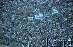 17.06.1983, Warszawa, Polska.
Druga pielgrzymka papieża Jana Pawła II do Polski w dniach 16-23 czerwca 1983 roku. Wierni na Stadionie Dziesięciolecia podczas mszy świętej sprawowanej przez Ojca Świętego.
Fot. Edward Grochowicz, zbiory Ośrodka KARTA