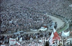 17.06.1983, Warszawa, Polska.
Druga pielgrzymka papieża Jana Pawła II do Polski w dniach 16-23 czerwca 1983 roku. Ojciec Święty wjeżdża na Stadion Dziesięciolecia, na którym celebrował mszę świętą.
Fot. Edward Grochowicz, zbiory Ośrodka KARTA