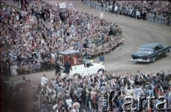 17.06.1983, Warszawa, Polska.
Druga pielgrzymka papieża Jana Pawła II do Polski w dniach 16-23 czerwca 1983 roku. Ojciec Święty wjeżdża na Stadion Dziesięciolecia, na którym celebrował mszę świętą.
Fot. Edward Grochowicz, zbiory Ośrodka KARTA